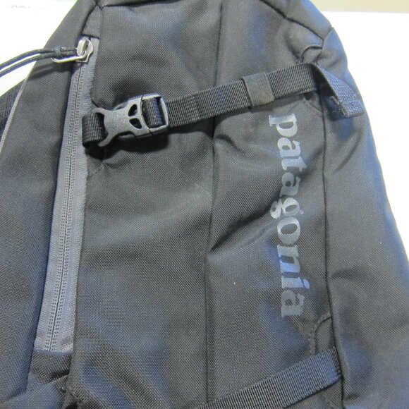 Patagonia 8L Atom Sling Bag Black/Silver with Adjustable Strap - Picture 2 of 9